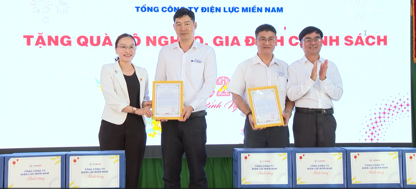Tổng công ty Điện lực miền Nam và Công ty Điện lực Đồng Nai trao 80 phần quà Tết cho hộ nghèo tại Bù Gia Mập và Định Quán