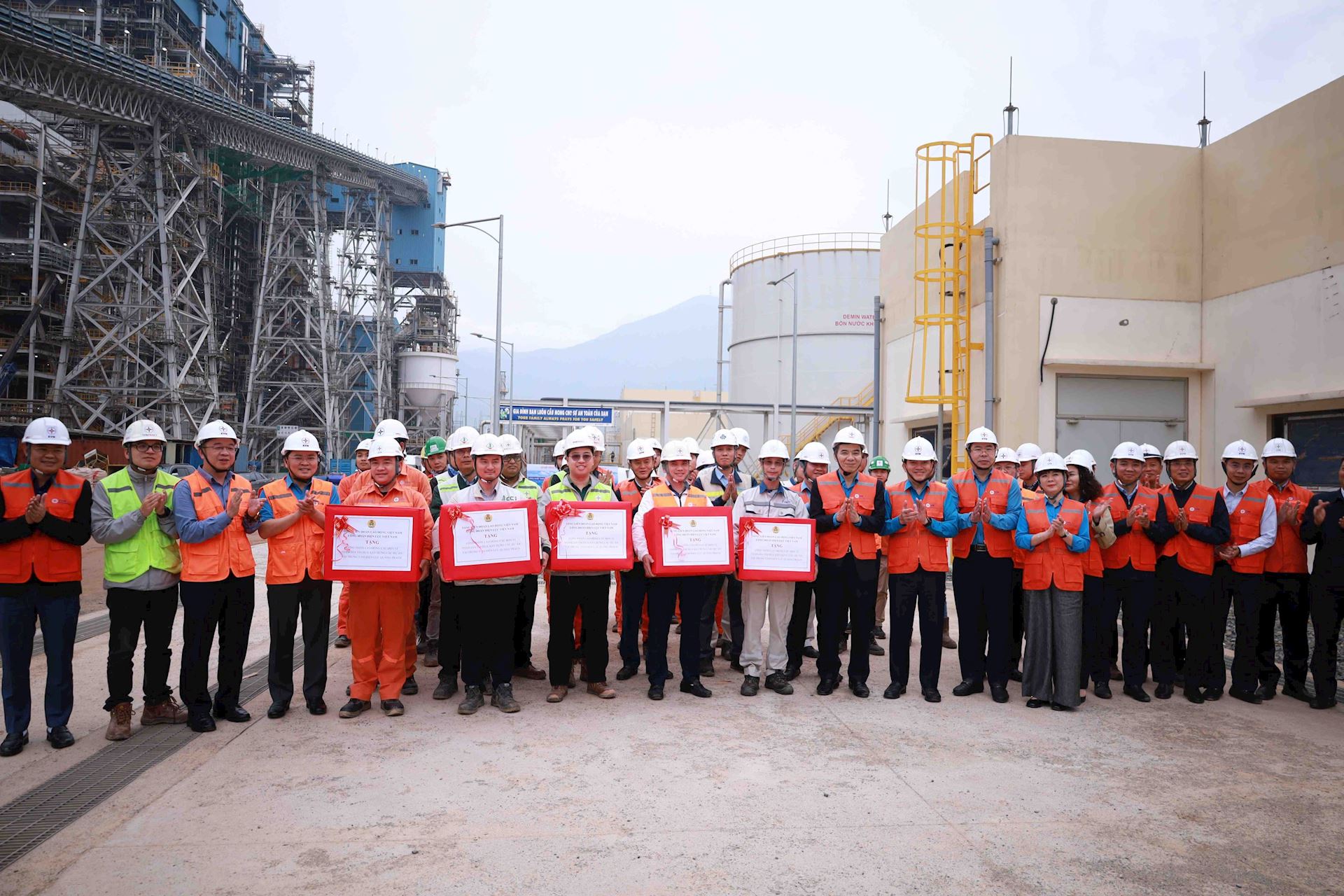 Tổng Liên đoàn Lao động Việt Nam thăm hỏi, động viên lực lượng thi công tại Trung tâm Điện lực Quảng Trạch 2