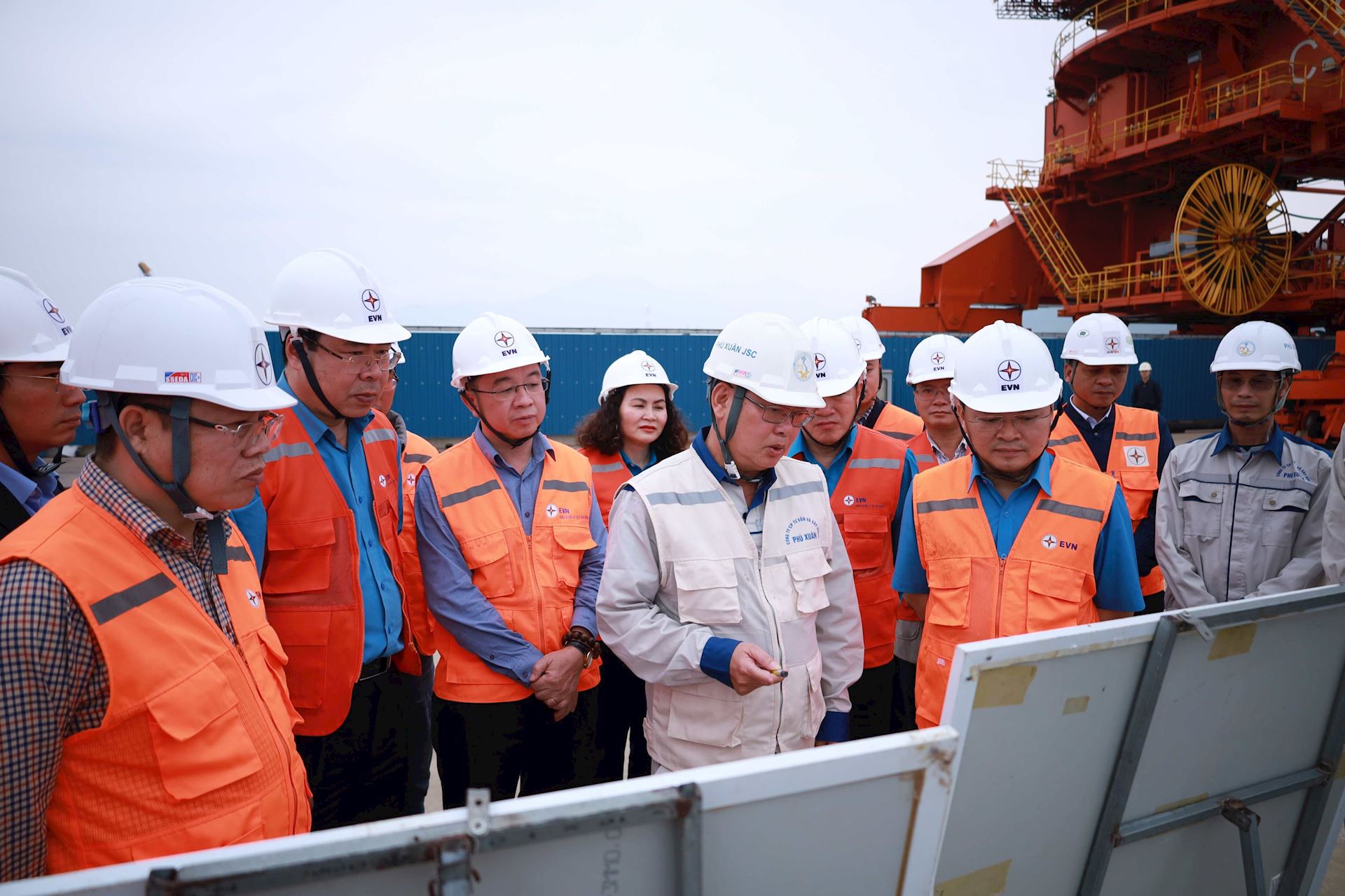 Tổng Liên đoàn Lao động Việt Nam thăm hỏi, động viên lực lượng thi công tại Trung tâm Điện lực Quảng Trạch 6