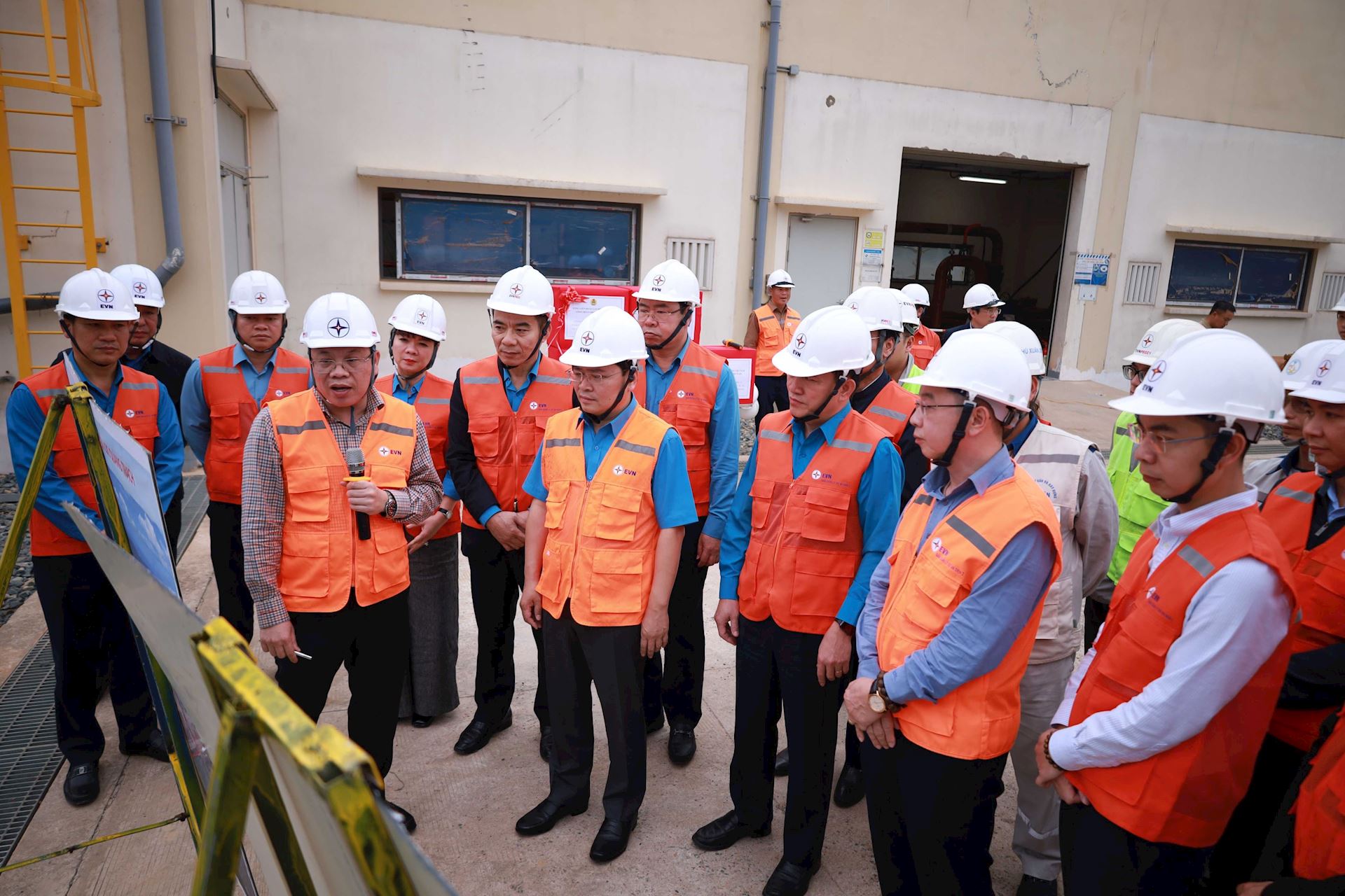 Tổng Liên đoàn Lao động Việt Nam thăm hỏi, động viên lực lượng thi công tại Trung tâm Điện lực Quảng Trạch 8