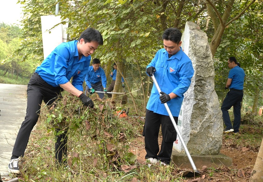 Tuổi trẻ Công ty Điện lực Phú Thọ ra quân chăm sóc cây xanh tại Khu Di tích Lịch sử Quốc gia Đặc biệt Đền Hùng 2
