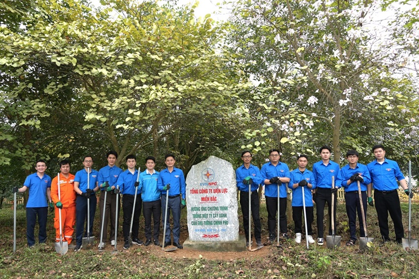 Tuổi trẻ Công ty Điện lực Phú Thọ ra quân chăm sóc cây xanh tại Khu Di tích Lịch sử Quốc gia Đặc biệt Đền Hùng