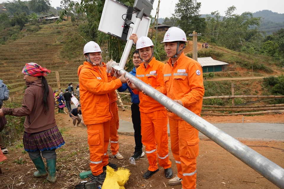 Tuổi trẻ EVNNPC và Công an Thủ đô mang “Hành trình nghĩa tình” đến vùng cao Lào Cai 2