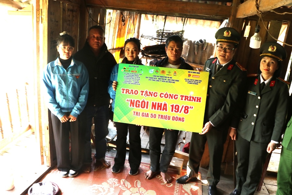 Tuổi trẻ EVNNPC và Công an Thủ đô mang “Hành trình nghĩa tình” đến vùng cao Lào Cai 4