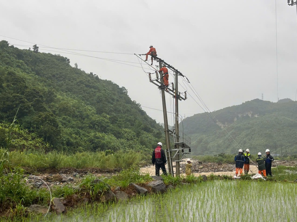 Vượt lũ, băng qua suối kéo dây, Công ty Điện lực Sơn La khôi phục cấp điện trở lại cho toàn bộ khách hàng 4