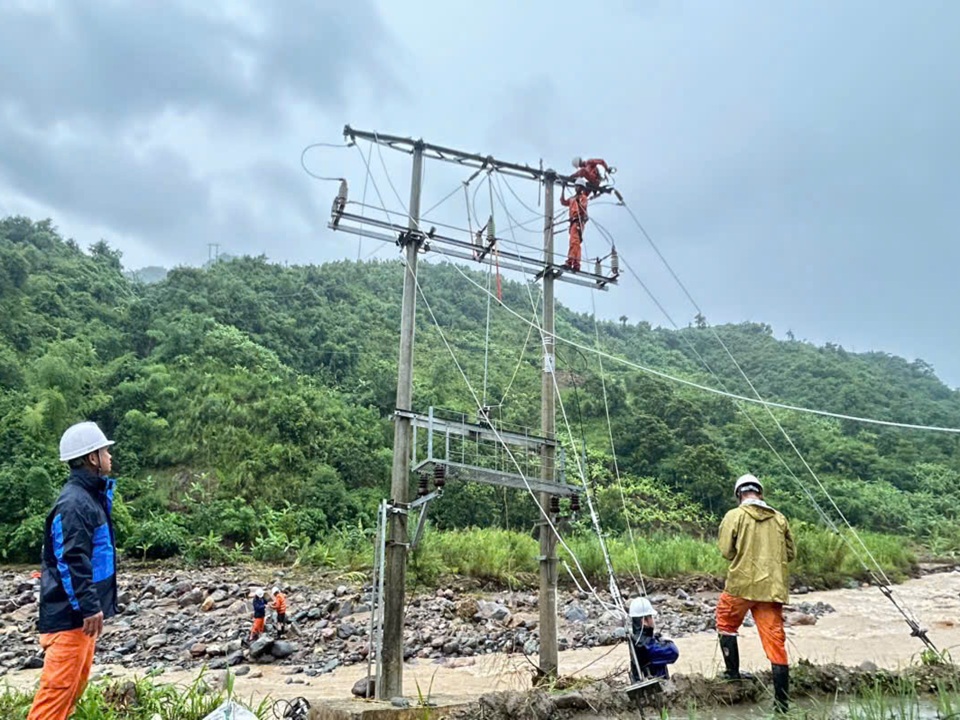 Vượt lũ, băng qua suối kéo dây, Công ty Điện lực Sơn La khôi phục cấp điện trở lại cho toàn bộ khách hàng 5