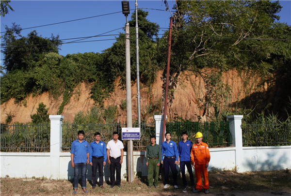 Công ty Thủy điện Sơn La xây dựng công trình “Đèn chiếu sáng giao thông lên bản Noong Kiêng”