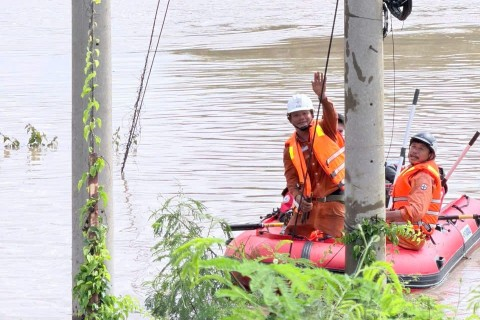 THĂM HỎI, ĐỘNG VIÊN NGƯỜI LAO ĐỘNG THAM GIA KHẮC PHỤC HẬU QUẢ DO LŨ LỤT