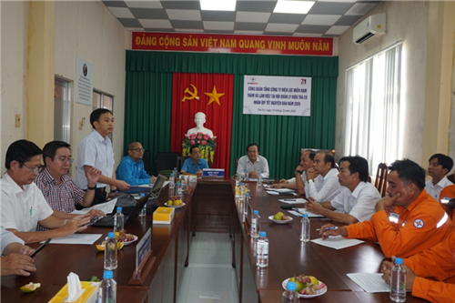 Công đoàn Tổng Công ty Điện lực miền Nam thăm hỏi người lao động Đội Quản lý điện Trà Cú