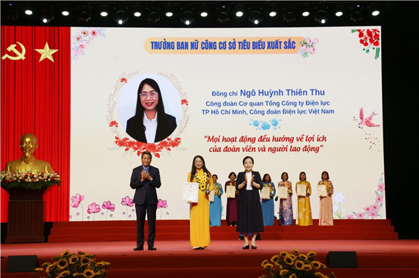 Trưởng ban Nữ công Công đoàn cơ quan Tổng công ty Điện lực Thành phố Hồ Chí Minh được tuyên dương tiêu biểu xuất sắc