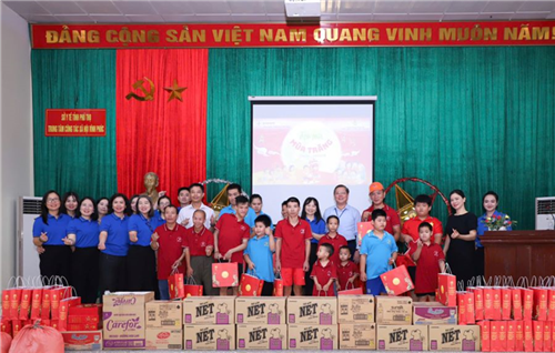 Công đoàn Cơ quan EVNNPC mang trung thu sớm đến với người già neo đơn và trẻ em có hoàn cảnh đặc biệt tại Vĩnh Phúc (Phú Thọ)