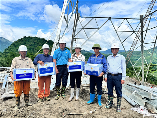 Thăm hỏi, động viên lực lượng thi công dự án đường dây 500kV Lào Cai – Vĩnh Yên vào giai đoạn nước rút