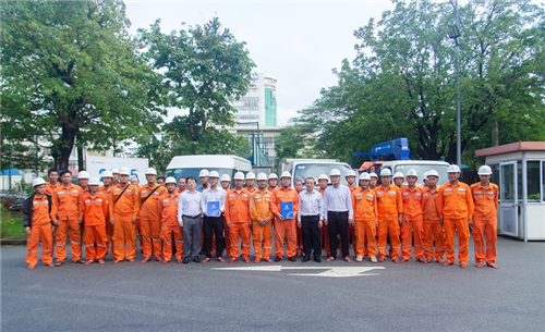 Công ty Điện lực Huế cử đội xung kích hỗ trợ Công ty Điện lực Gia Lai khắc phục lưới điện do hậu quả của cơn bão số 13