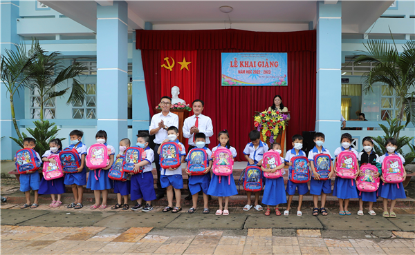 EVNGENCO2 trao quà cho học sinh có hoàn cảnh khó khăn nhân dịp năm học mới