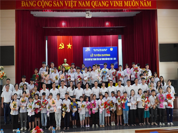 Công đoàn Công ty Điện lực Quảng Ninh tổ chức biểu dương khen thưởng  con CBCNV có thành tích cao trong năm học 2023-2024