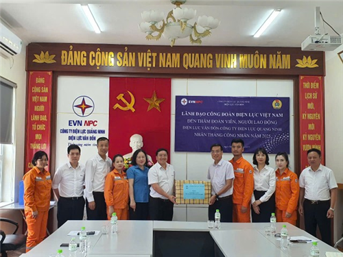 Công đoàn Điện lực Việt Nam thăm hỏi, tặng quà người lao động Điện lực Vân Đồn - PC Quảng Ninh, nhân Tháng Công nhân