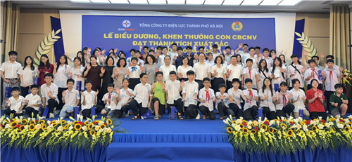 EVNHANOI tổ chức Lễ biểu dương khen thưởng con CBCNV có thành tích xuất sắc năm học 2024 – 2025 