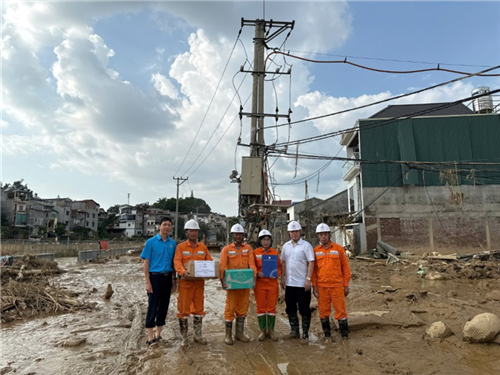 Công đoàn Tổng công ty Điện lực miền Bắc thăm, động viên CBCNV Công ty Điện lực Cao Bằng sau bão số 10 và 11