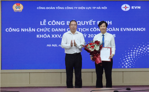 Trao Quyết định công nhận chức danh Chủ tịch Công đoàn Tổng công ty Điện lực TP Hà Nội. 