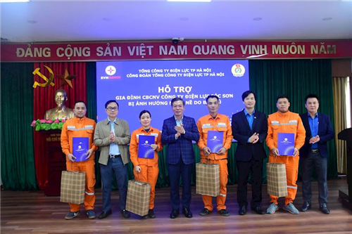 EVNHANOI hỗ trợ đoàn viên, người lao động bị thiệt hại do bão lũ