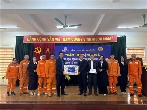Ấm áp nghĩa tình Công đoàn EVNNPC với người lao động Đội Quản lý điện lực khu vực Hà Quảng (Cao Bằng)