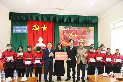 EVNHANOI thăm, tặng quà các trung tâm bảo trợ xã hội nhân dịp Tết Nguyên đán 2026