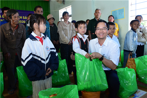 Công ty thủy điện Ialy trao quà Tết cho bà con có hoàn cảnh khó khăn