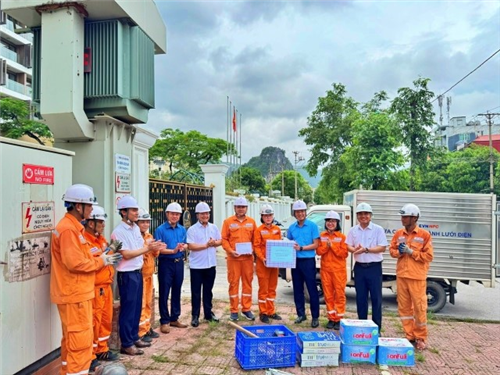Công đoàn Điện lực Việt Nam thăm hỏi, tặng quà người lao động Điện lực Cẩm Phả