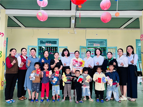 Nữ công Công ty Điện lực Huế trao quà tết cho trẻ em khó khăn, lan tỏa chương trình “Đem Tết đến cho người nghèo”
