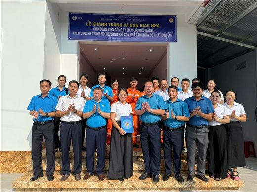 ẤM ÁP NGHĨA TÌNH TỪ CHƯƠNG TRÌNH “XÓA NHÀ TẠM, NHÀ DỘT NÁT” CỦA EVN