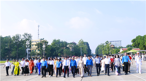 Đoàn đại biểu EVN báo công dâng Bác, lan tỏa truyền thống hiếu học và giá trị gia đình