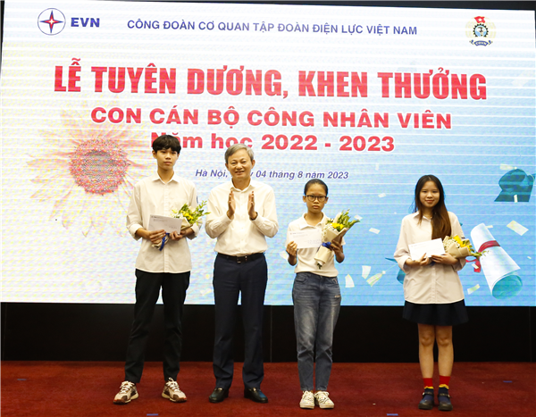 Công đoàn Cơ quan EVN tổ chức Lễ Tuyên dương, khen thưởng 124 cháu đạt thành tích trong học tập.