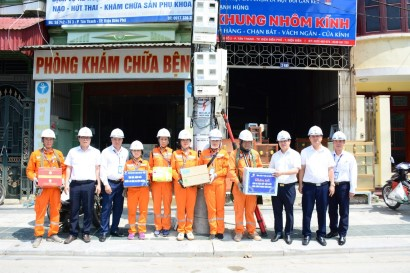 Đoàn công tác Tổng công ty Điện lực miền Bắc thăm hỏi người lao động làm việc ngoài hiện trường