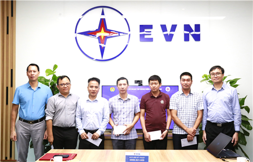 Công đoàn Cơ quan EVN trao quà hỗ trợ con CBCNV có hoàn cảnh đặc biệt nhân dịp năm học mới