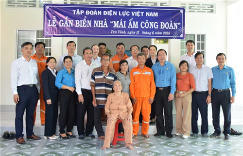 Công đoàn Điện lực Việt Nam gắn biển 02 căn nhà Mái ấm công đoàn tại Trà Vinh