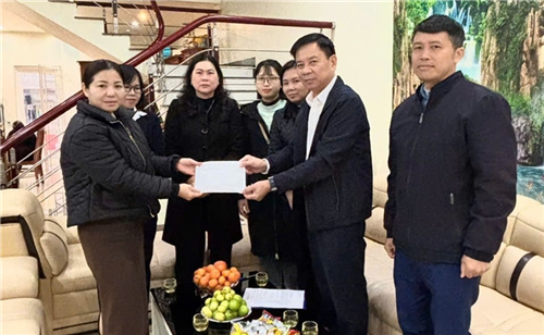 Công đoàn Công ty Điện lực Lào Cai thăm hỏi, hỗ trợ gia đình CBCNV qua đời do bệnh hiểm nghèo