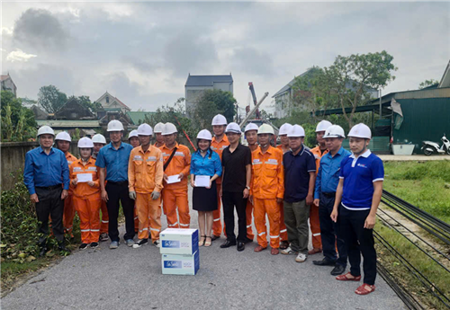 Công đoàn Điện lực Việt Nam thăm hỏi, động viên CBCNV khắc phục hậu quả bão số 10 tại Nghệ An
