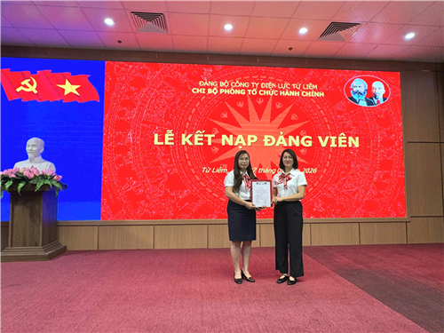 Hoa nở từ quá trình rèn luyện và phấn đấu – Lễ kết nạp Đảng viên 