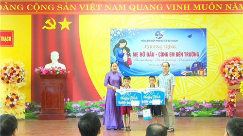 Công đoàn Điện lực Bố Trạch (PC Quảng Trị) tiếp thêm điểm tựa, cùng em đến trường