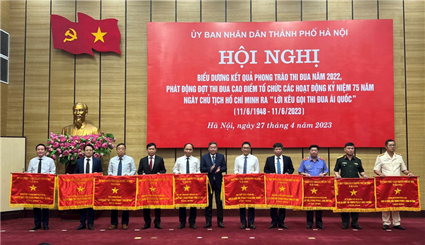 EVNHANOI vinh dự nhận Cờ thi đua của Thành phố năm 2022