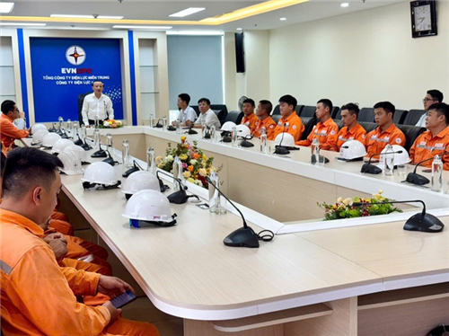 Công ty Điện lực Huế cử đội xung kích hỗ trợ Công ty Điện lực Hà Tĩnh khắc phục lưới điện do hậu quả của cơn bão số 5
