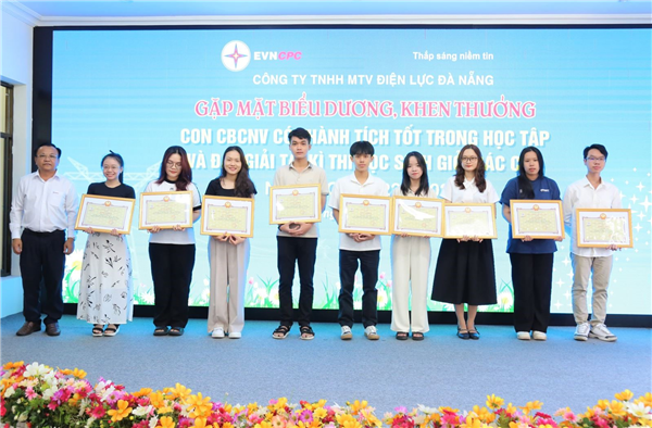 Công ty Điện lực Đà Nẵng biểu dương, khen thưởng con CBCNV có thành tích học tập xuất sắc trong học tập 