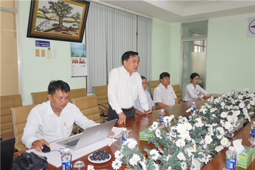 Công đoàn Công ty Điện lực Vĩnh Long thăm hỏi trao tiền hỗ trợ cho gia đình CNVCLĐ qua đời