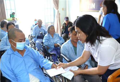 KHPC trao 250 suất quà Tết cho bệnh nhân hiểm nghèo