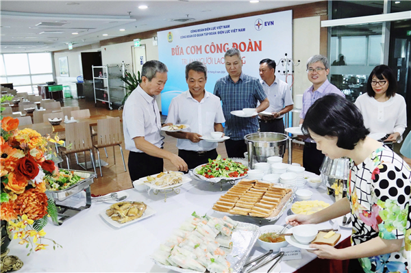 Ấm áp Bữa cơm Công đoàn tại Cơ quan Tập đoàn Điện lực Việt Nam