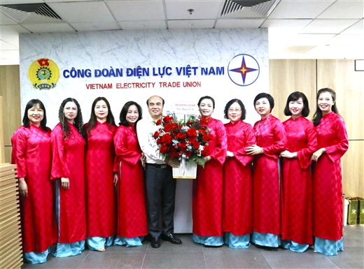 Công đoàn Cơ quan Công đoàn Điện lực Việt Nam tặng hoa chúc mừng nữ CBCNV nhân ngày 20/10