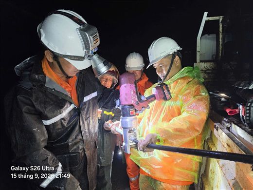 Công ty Điện lực Quảng Trị vượt mưa đêm khắc phục sự cố lưới điện do giông sét