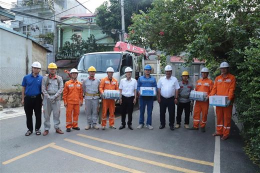 Lãnh đạo Công ty Điện lực Sơn La thăm hỏi, động viên lực lượng thực hiện chỉnh trang cáp tại hiện trường