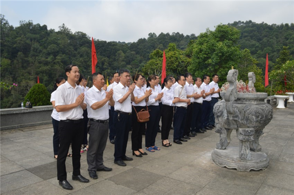 Đảng viên chi bộ trực thuộc Đảng bộ Công ty Điện lực Cao Bằng sinh hoạt chuyên đề tại khu di tích Quốc gia Pác Bó 