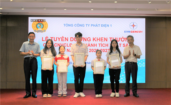 Tuyên dương con CNVCLĐ đạt thành tích xuất sắc trong học tập và rèn luyện văn hóa, thể thao năm học 2022 - 2023